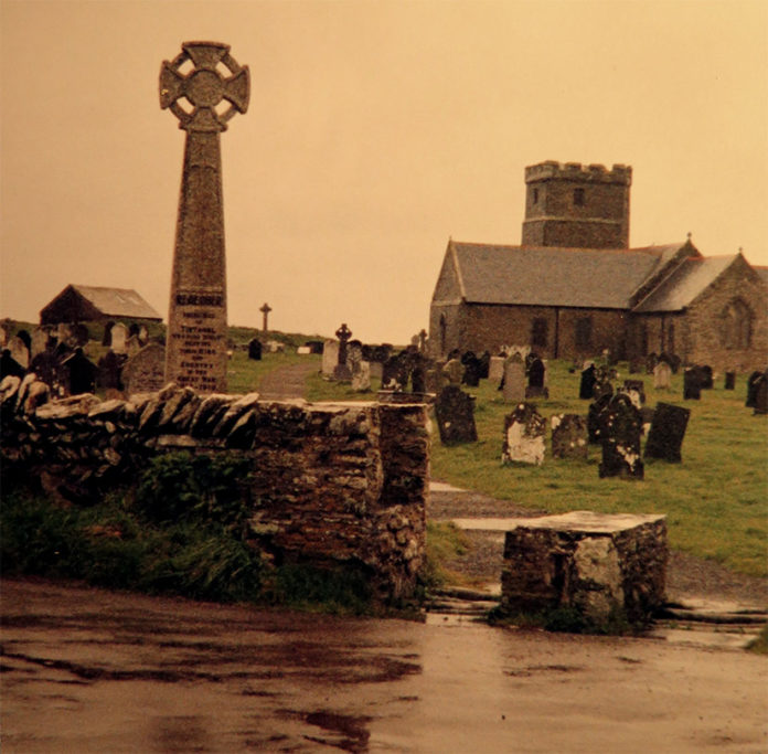 Ponad klifem w Tintagel góruje celtycki krzyż. Fot. K. Konecka