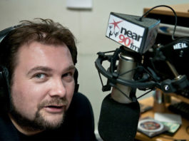Tomasz Wybranowski w studiu głównym Radia Near fm