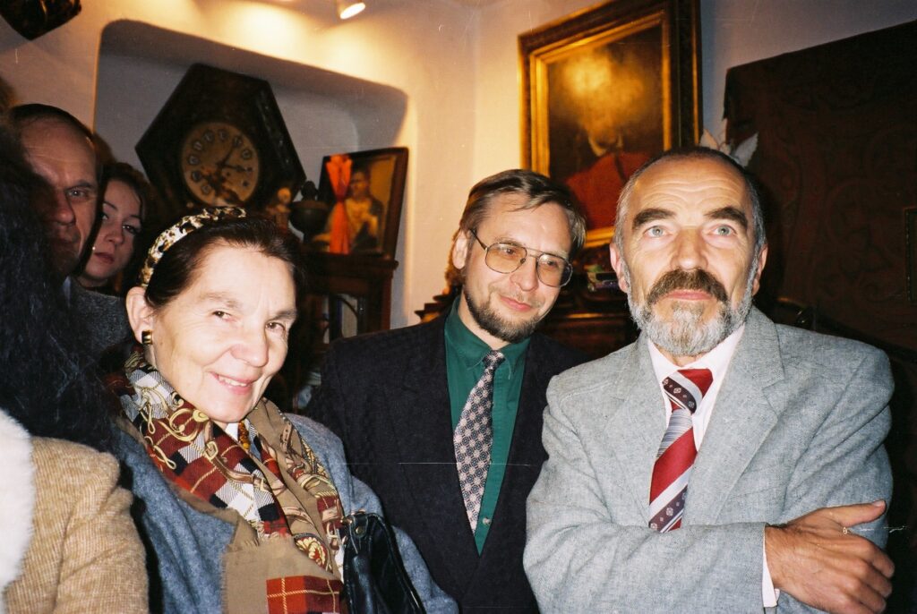 27 Warszawska Jesień Poezji, 1998 – w 200. rocznicę urodzin Adama Mickiewicza. Danuta i Wojciech Piotrowiczowie oraz – w głębi – Romuald Mieczkowski, red. naczelny kwartalnika „Znad Wilii”. Fot. K. Konecka