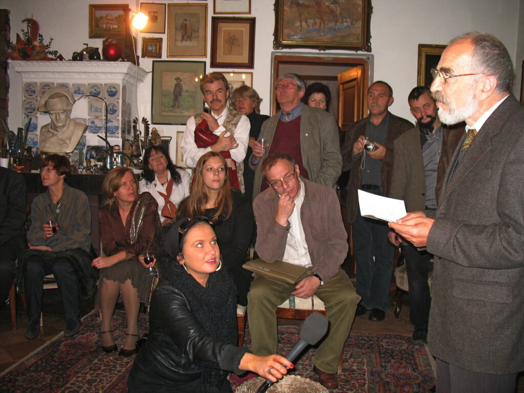 Wojciech Piotrowicz czyta wiersze podczas 37 WJP, 2008 – w salonie dworku Wojciecha Siemiona w Petrykozach (od czasu pożaru dworek nie istnieje). Fot. K. Konecka