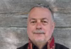 Poeta Tadej Karabowicz w huculskim Sardaku. ma j 2025. Zdjęcie autorskie Aliny Karabowicz